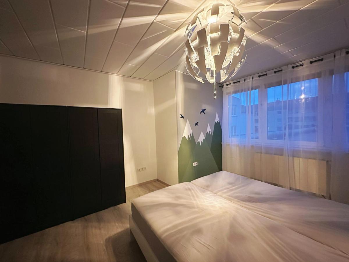 Zimmer In Reihenhaus Mit Terrasse ดุยส์บูร์ก ภายนอก รูปภาพ