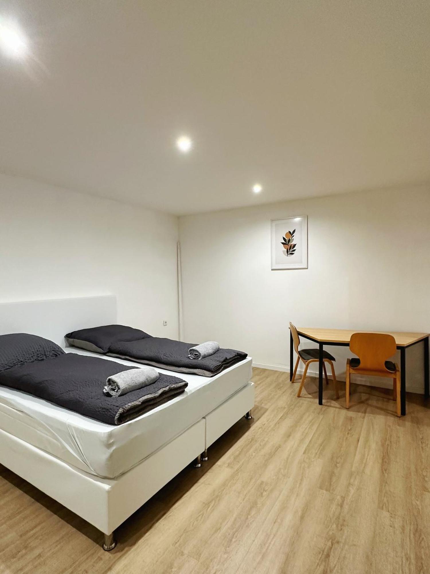 Zimmer In Reihenhaus Mit Terrasse ดุยส์บูร์ก ภายนอก รูปภาพ